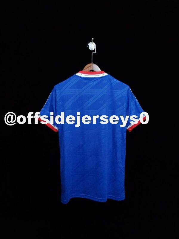 Retro M-u third away